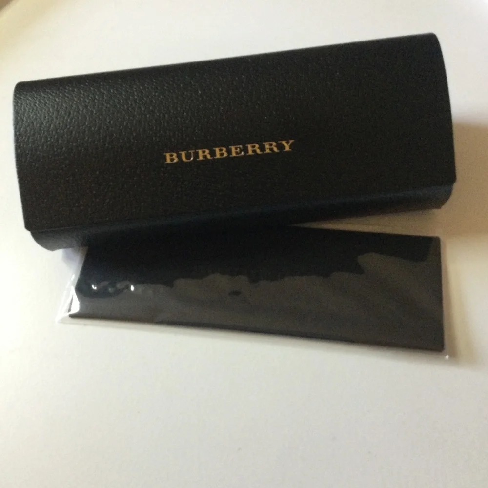 BURBERRY BLACK LEATHER SUNGLASSES CASE WITH CLEANING CLOTH